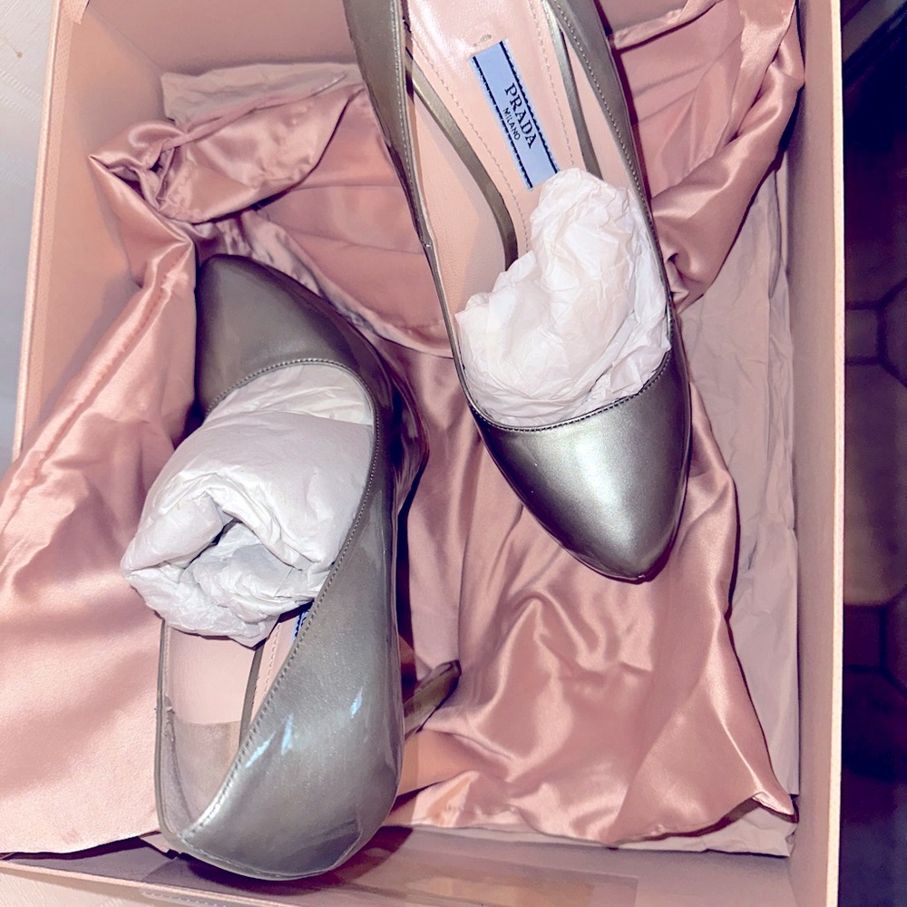 💃 $800 Prada Patent Leather Grey Pearl Platform Pumps Luxurious & Chic | Sz 37 - Picture 8 of 11